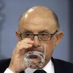El ministro de Hacienda, Cristóbal Montoro, durante la rueda de prensa