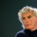 Simon Rattle, renovado para dirigir la Filarmónica de Berlín hasta 2018