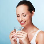¿Cuánta agua al día debemos beber?