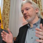 Julian Assange, junto al embajador ecuatoriano en Londres