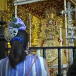 Una mujer reza ante la Virgen del Rocío en la aldea almonteña de El Rocío (Huelva)