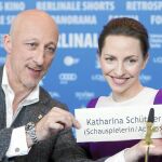 Oliver Hirschbiegel junto a la actriz Katharina Schuettler, ayer en Berlín