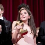 Solmaz Panahi, actriz y sobrina del director iraní Jafar Panahi, recibe el Oso de Oro por «Taxi»