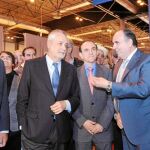 Griñán, entre el presidente de la CEA y el Consejero de Comercio y Turismo, en el pabellón andaluz