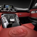 La disposición de los mandos recuerda a un motor V8.