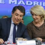 La presidenta del PP de Madrid, Esperanza Aguirre, junto al secretario general, Ignacio González, durante la reunión del Comité Ejecutivo Regional y la Junta Directiva Regional de la formación, ayer en la sede del partido