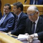 El presidente del Gobierno, Mariano Rajoy, junto a los ministros de Justicia, Rafael Catalá, y Hacienda, Cristóbal Montoro