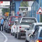 Cola de vehículos para acceder a Gibraltar.