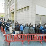 Los aficionados del Atlético de Madrid hacen cola para comprar las entradas de la final de la Liga Europa