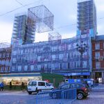 En la Plaza, que ya luce las luces navideñas y el tradicional mercadillo de belenes, también se están rehabilitando las casas de la Panadería y de la Carnicería