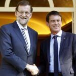 El presidente del Gobierno, Mariano Rajoy , recibe al primer ministro francés, Manuel Valls, a su llegada esta tarde a la reunión que mantendrán en el Palacio de la Moncloa, en Madrid.
