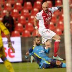 El jugador del Sevilla, Alejandro Arribas lucha por el balón con Jelle Van Damme del Standard de Lieja durante el partido de la Liga Europa disputado en el estadio Maurice-Dufrasne de Lieja