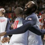 Los jugadores estadounidenses James Harden (d) y Kyrie Irving (i) celebran la victoria tras vencer a Serbia por 129-92 en la final del Mundial de Baloncesto 2014 que las selecciones de Estados Unidos y Serbia disputaron en el Palacio de los Deportes, en Madrid