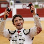 Robleño, feliz, pasea las dos orejas del quinto astado
