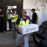 Agentes de Policía retiran pruebas