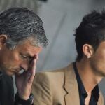 Imagen de archivo de José Mourinho (i) y el delantero Cristiano Ronaldo