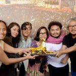 El directo filipino Lav Díaz posa con el Léopard D'or