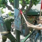 Profesores en paro se enfrentan a los policías antidisturbios durante la protesta convocada ayer ante el Parlamento griego