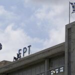 La enseña de la radiotelevisión pública griega ERT es reinstalado en la azotea de su sede en Atenas, Grecia
