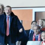 El millonario ruso Rybolovlev se exalta y grita en el palco del Mónaco mientras el príncipe Alberto se lleva las manos a la cabeza
