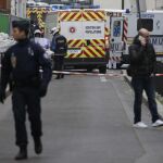 La policía bloquea una de las calles próximas a las oficinas del semanario satírico francés "Charlie Hebdo"tras ataque