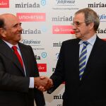 Emilio Botín y César Alierta se estrechan la mano tras la presentación de la plataforma.