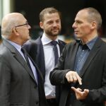 El ex ministro de Fiinanzas de Dinamarca Morten Ostergaard (centro), antes del comienzo de una reunión del Ecofin.