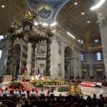 GRA145 CIUDAD DEL VATICANO, 14/2/2015.- Vista general de la Basílica de San Pedro durante la ceremonio oficiada por el papa Francisco que ha creado en su segundo consistorio quince nuevos cardenales electores y otros cinco no electores, en la que les impuso el capelo y la birreta y les entregó el anillo cardenalicio.EFE/Antonello Nusca