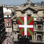 El despliegue de la ikurriña de grandes dimensiones a algo menos de seis metros de la fachada de la Casa Consistorial retrasó veinte minutos el lanzamiento del chupinazo