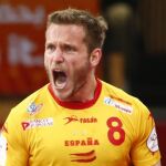 El jugador español Víctor Tomás celebra un gol