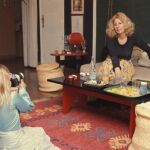 Simpática instantánea de Eugenia Martínez de Irujo sacando una fotografía a su madre