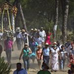Un grupo de rocieros camino de la ermita