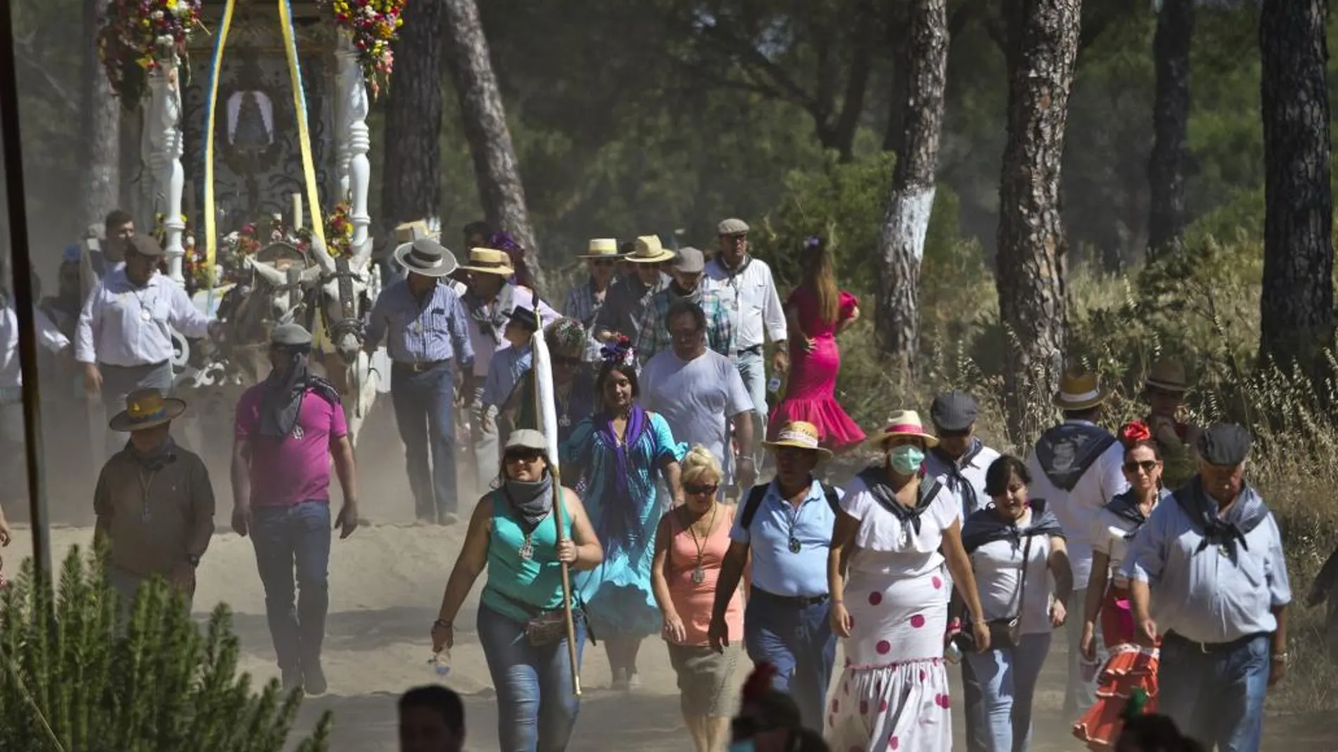 Un grupo de rocieros camino de la ermita