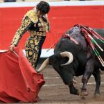 Derechazo de Morante de la Puebla, ayer, en Vista Alegre