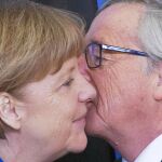 Jean-Claude Juncker da la bienvenida a la canciller Angela Merkel en Bruselas