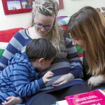 Macarena (dcha.) ejerce de doula con Esther, embarazada de 23 semanas