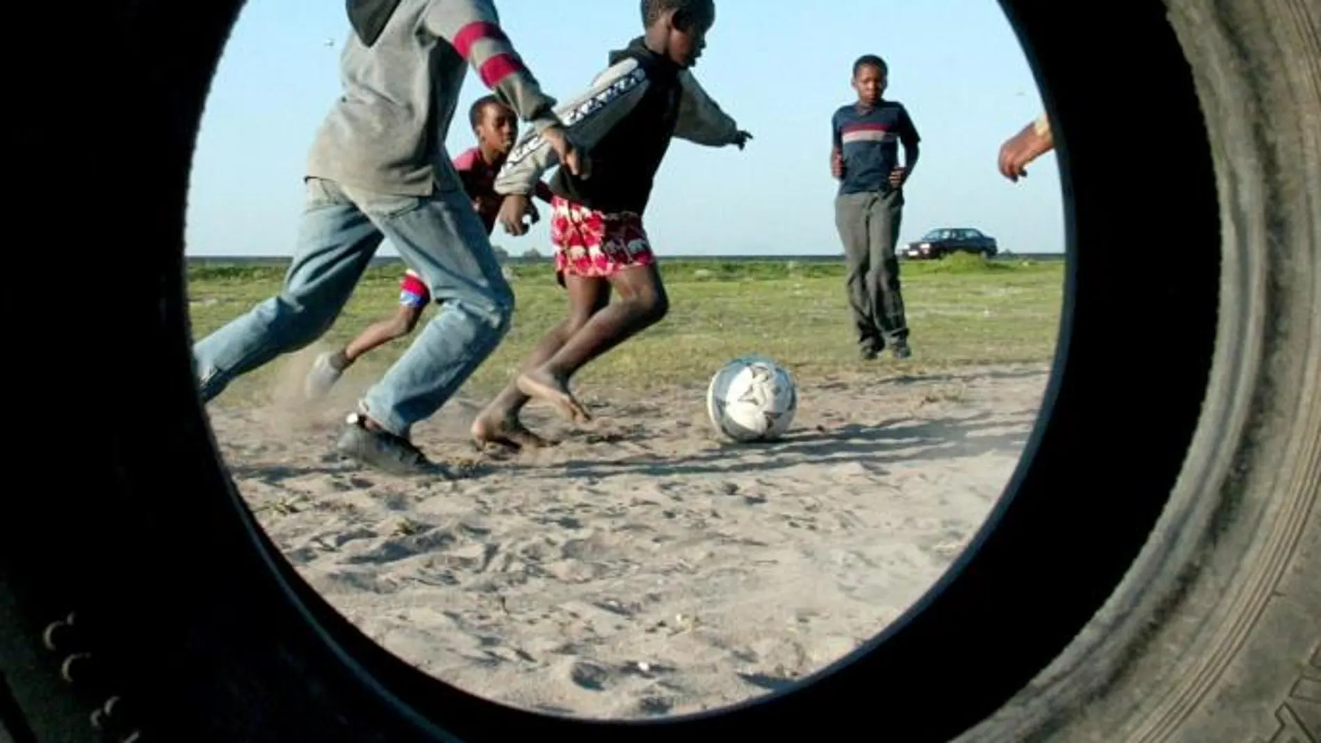 Niños jugando al fútbol en Sudáfrica