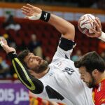 El jugador de la selección española de balonmano Gedeon Guardiola, lucha por el balón con el chileno Marco Oneto