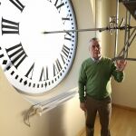 Jesús López-Terrados, responsable del mantenimiento del reloj de la Puerta del Sol.