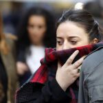 Una joven se protege del frío en Valencia