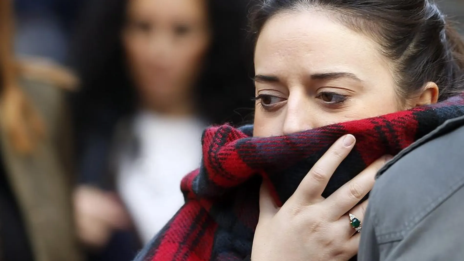 Una joven se protege del frío en Valencia