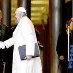 Francisco saluda a un miembro de la Guardia Suiza en su entrada a la primera jornada del consistorio extraordinario de cardenales