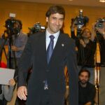 El jugador español Raúl asiste a rueda de prensa durante su presentación como nuevo jugador del club estadounidense