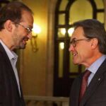 Artur Mas (d) recibe a los líderes de ICV-EuiA, Joan Herrera (c) y Joan Mena (i) en el Parlament.