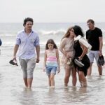 Familiares de las víctimas del «tsunami» pasean por una playa de Tailandia afectadas por la catástrofe de 2004