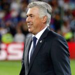 Ancelotti se dirige a felicitar a sus jugadores