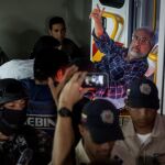 Antonio Ledezma recibió hoy el alta médica después de que fuera operado el domingo pasado y fue trasladado a su residencia donde quedará en situación de detenido.