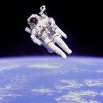 Bruce McCandless II con un traje espacial para misiones extravehiculares en su configuración más avanzada, 1984.