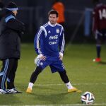 El entrenador de Argentina Gerardo Daniel Martino (i) habla con Lionel Messi durante una sesión de entrenamiento