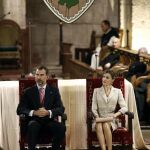 Los Reyes escuchan la intervención de la Presidenta del Gobierno de Navarra en funciones, Yolanda Barcina, durante la entrega a Ramon Andres Gonzalez del premio Principe de Viana